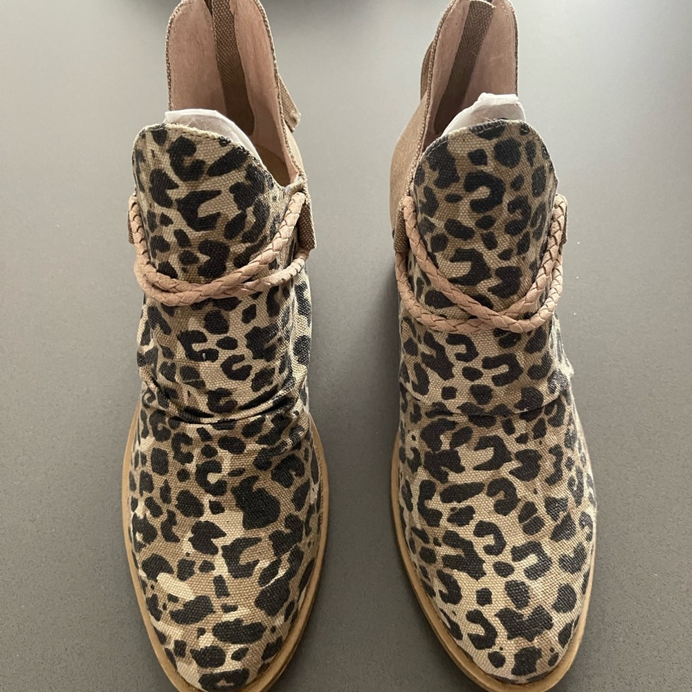 Size 8 Very G Booties